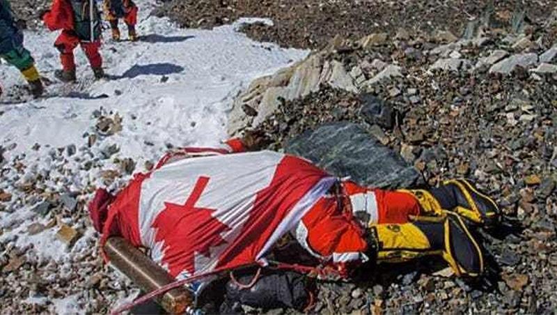 „Cimitirul cadavrelor fără morminte”. Calea spre vârful Everest: Corpurile înghețate ale alpiniștilor marchează drumul