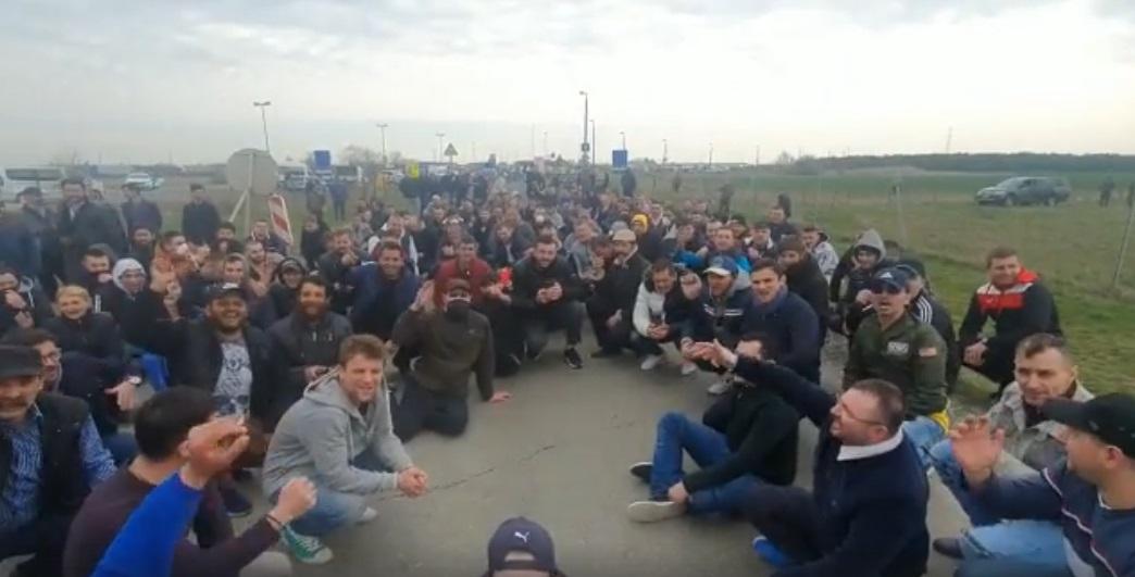 Peste 3.500 de rom&acirc;ni, &icirc;ntre care și familii care au copii mici, blocați la granița dintre Austria și Ungaria. Ce spune ministerul de Externe