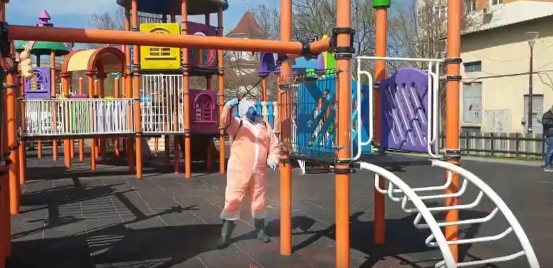 Coronavirus &icirc;n Rom&acirc;nia: Locurile de joacă din Craiova igienizate, dezinfectate și &icirc;nchise - Video