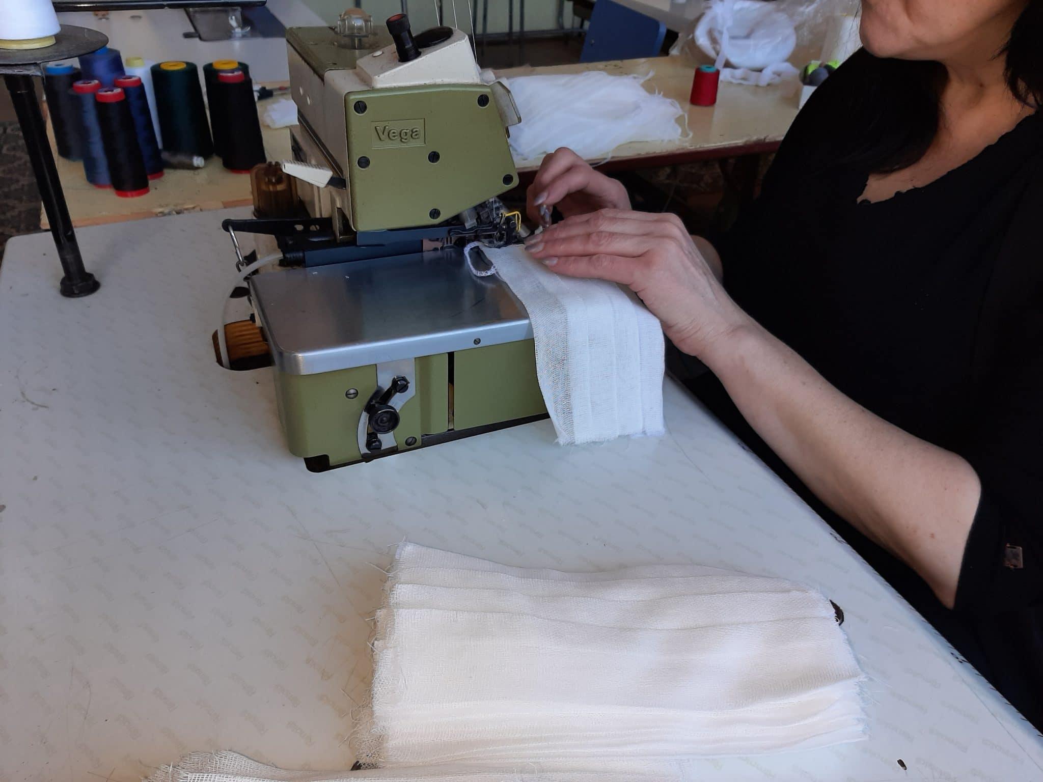 Elevii unui liceu din Iași produc mii de măști de protecție impotriva Covid19: "Le dezinfectăm și le distribuim celor care au nevoie"