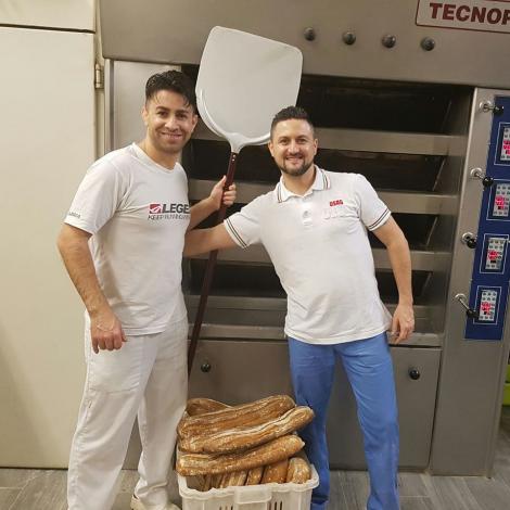 Doi brutati români din Italia oferă pâine gratis bătrânilor de lângă Roma: „Suntem datori să îi ajutăm. Oamenii sunt buni aici, muncitori și serioși"