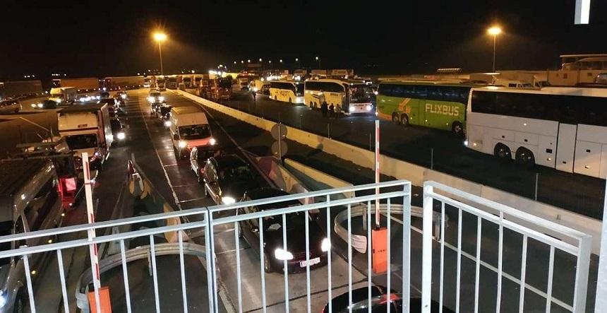 Convoiul de rom&acirc;ni care a tranzitat Ungaria a ajuns &icirc;n ţară. La Nădlac au fost deschise 10 artere de control. 2.500 de persoane au fost supuse procedurilor de control