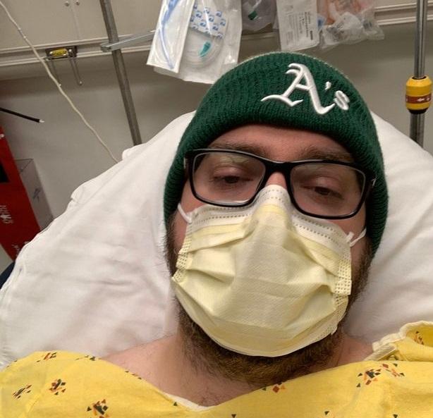 &bdquo;Am COVID-19! Mă dor plăm&acirc;nii! Mă simt de parcă aș alerga la un maraton, c&acirc;nd merg la baie!&rdquo;. Un t&acirc;năr cu coronavirus a explicat cum diferă acesta de gripă