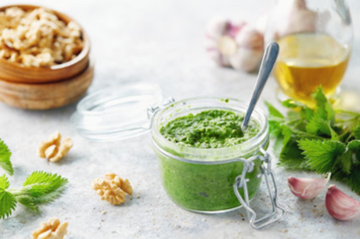 Sos pesto de urzici cu nuci. Un sos de primăvară plin de beneficii asupra organismului