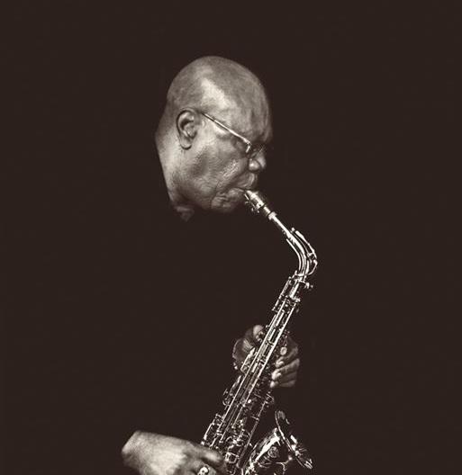 Saxofonistul Manu Dibango, infectat cu coronavirus, a fost spitalizat la v&acirc;rsta de 86 de ani