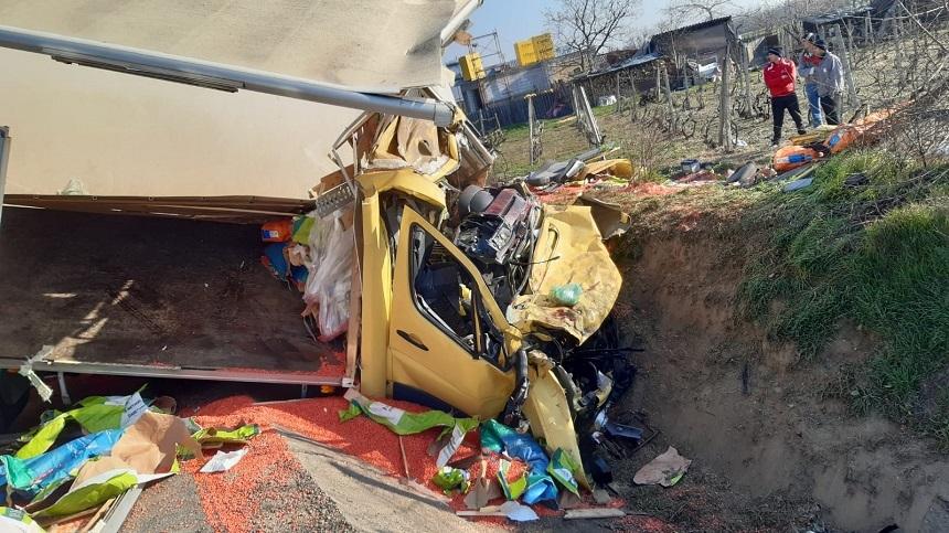 Vrancea: Accident de circulaţie &icirc;n care au fost implicate un camion, un TIR şi un autoturism, soldat cu rănirea a patru persoane - FOTO