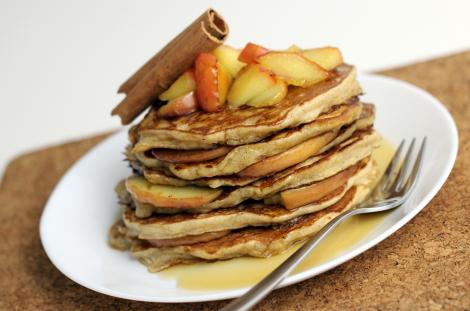 Cum preparăm pancakes în varianta de post? Rețetă de pancakes cu mere și banane