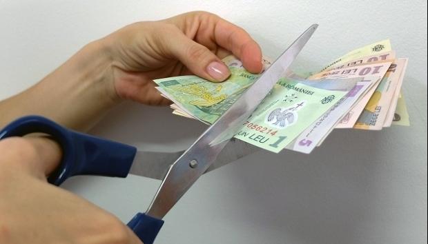 Fără majorări de salarii, pensii sau alocații &icirc;n următoarea perioadă. Guvernul, obligat să ia măsuri drastice pentru a stopa criza