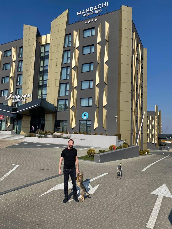 Cazare gratuită pentru medici, asistente și oamenii legii care luptă &icirc;mpotriva coronavirusului! Promisiunea afarceristului Ștefan Mandachi