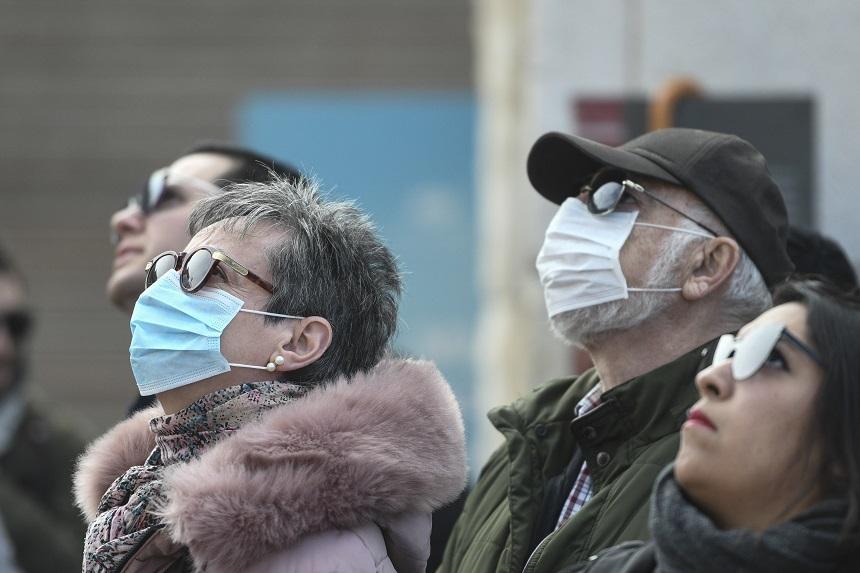 Sharp face măşti de protecţie &icirc;n loc de televizoare