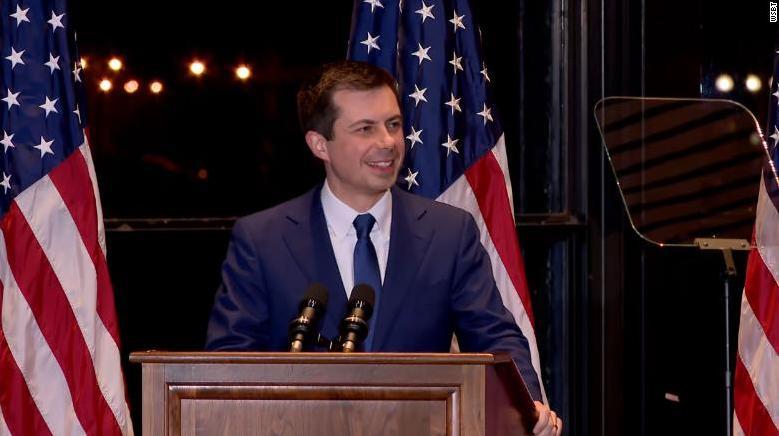Democratul Pete Buttigieg, primul homosexual declarat care a participat la alegerile primare americane, a renunţat la cursă