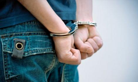 Pedeapsă cruntă! Un băiețel de 9 ani a fost încătușat și arestat, pentru că a furat portofelul unei rude