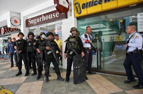 Un fost angajat ia ostatice aproximativ 30 de persoane într-un centru comercial din capitala filipineză Manila