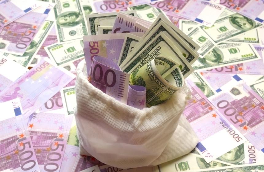 Euro scade, dar rămâne peste 4,81, aproape de nivelul record. Lira sterlină, cel mai mic nivel din noiembrie 2019