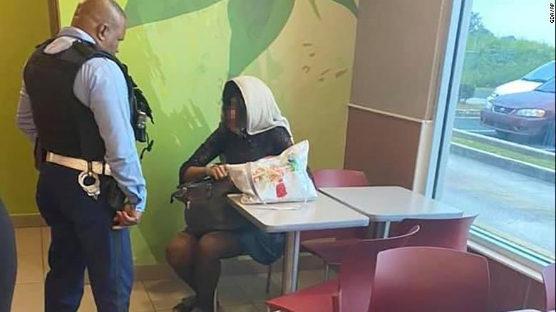 Transgender și fără adăpost: O combinație fatală.O persoană transgender a fost &icirc;mpușcată mortal după ce a folosit baia femeilor &icirc;ntr-un restaurant McDonald's