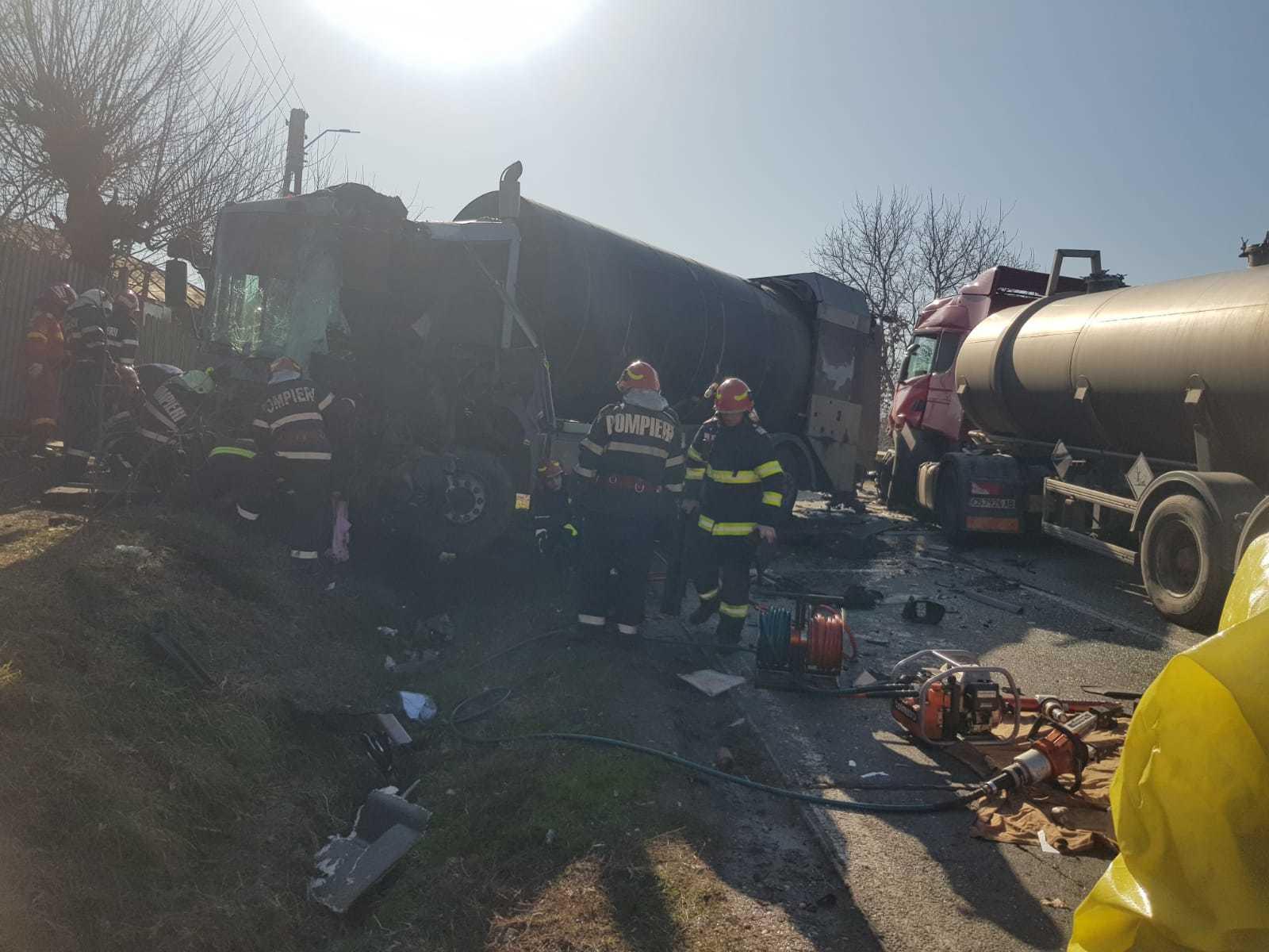Giurgiu: Accident &icirc;ntre o cisternă şi o maşină de gunoi, un bărbat fiind prins sub autospecială; alţi trei bărbaţi au avut nevoie de &icirc;ngrijiri medicale - FOTO