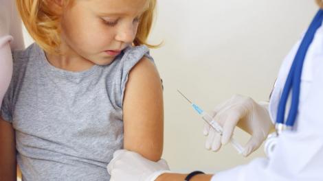 Vaccinarea, obligatorie în România! Ce amenzi colosale riscă părinții care nu își imunizează copiii