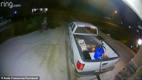 Video.Metoda ingenioasă prin care o femeie ține hoții la distanță de mașina sa. Aceștia se lasă baltă!