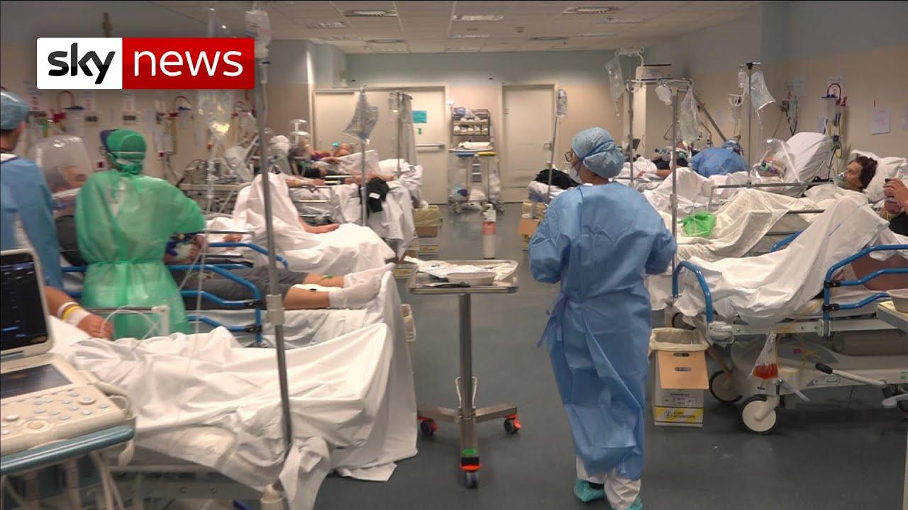 Imagini dramatice filmate &icirc;ntr-un spital din Italia, unde zilnic mor sute de oameni. O asistentă, &icirc;n lacrimi: &rdquo;E teribil c&acirc;nd cineva &icirc;ți spune să-l iei &icirc;n brațe din partea lui!&rdquo;