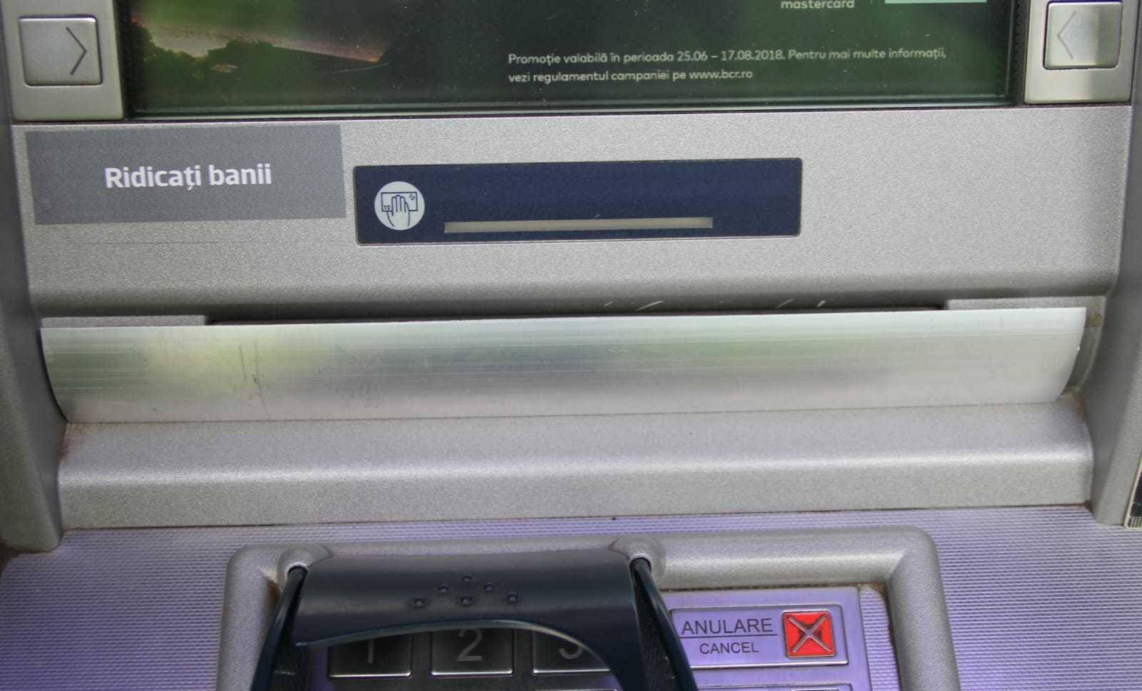 Doi bărbaţi, prinşi &icirc;n flagrant c&acirc;nd furau bani dintr-un bancomat, prin producerea unei explozii, &icirc;ntr-o localitate din Covasna / Ulterior, a fost prins şi un complice al acestora