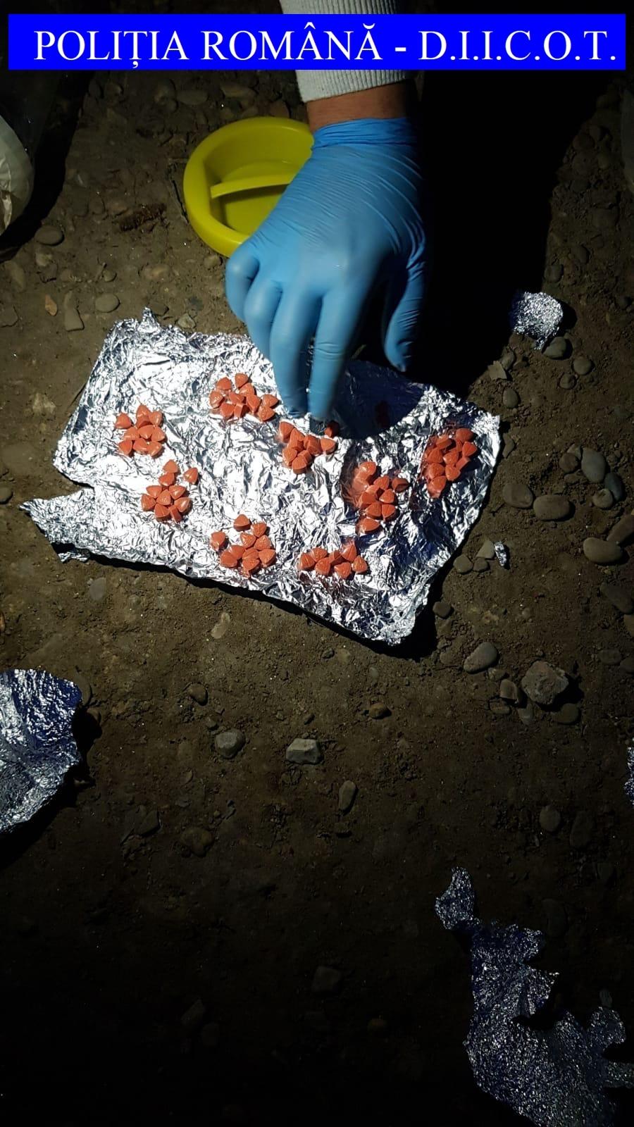 Doi bărbaţi au fost reţinuţi de procurorii DIICOT Galaţi pentru trafic de droguri, după ce au v&acirc;ndut cannabis şi ecstasy