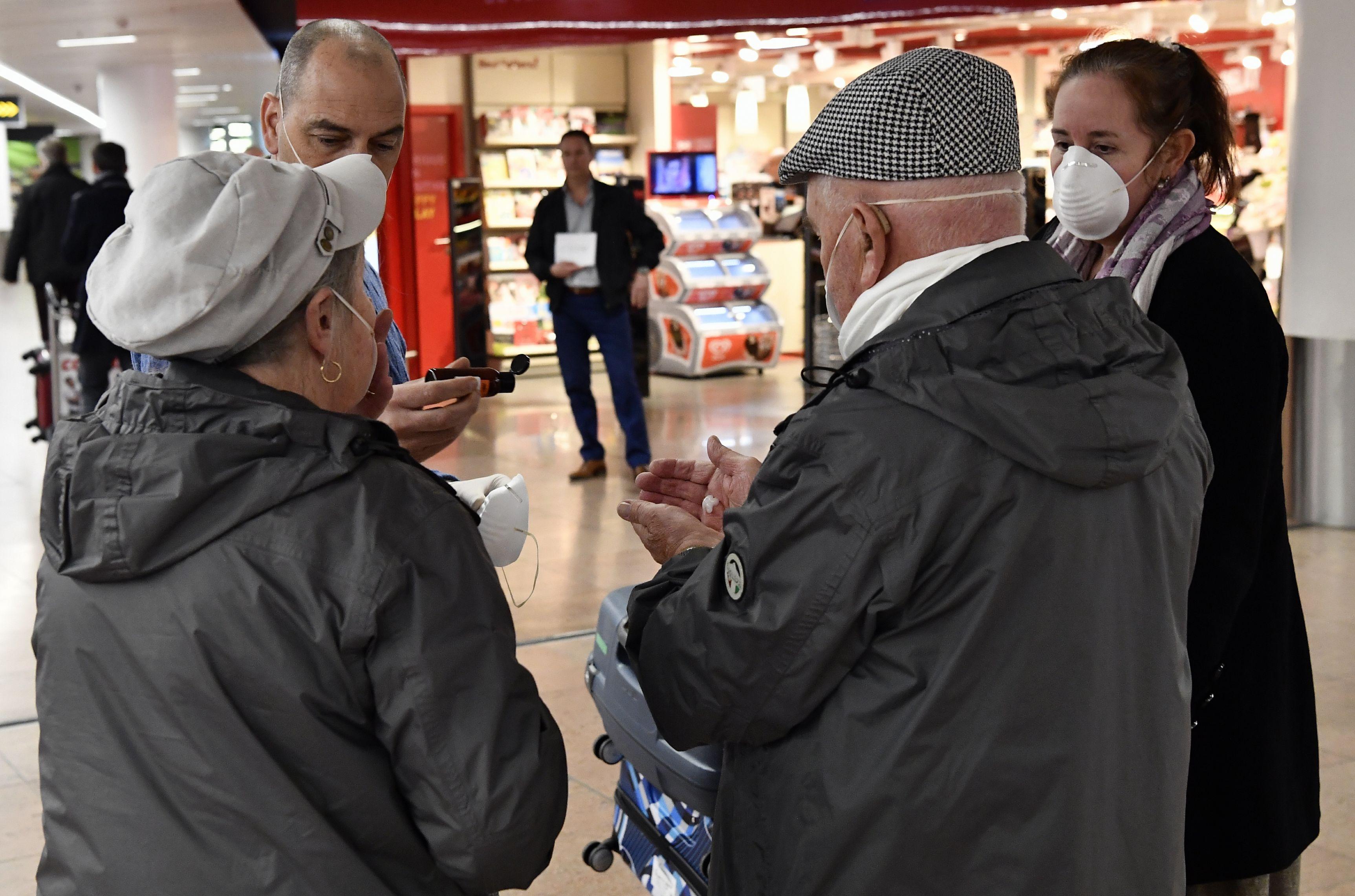 &Icirc;ntre 08:30 şi 10:30 accesul &icirc;n magazine şi farmacii va fi rezervat exclusiv bătr&acirc;nilor. Bulgaria, noi măsuri extreme &icirc;mpotriva Covid19