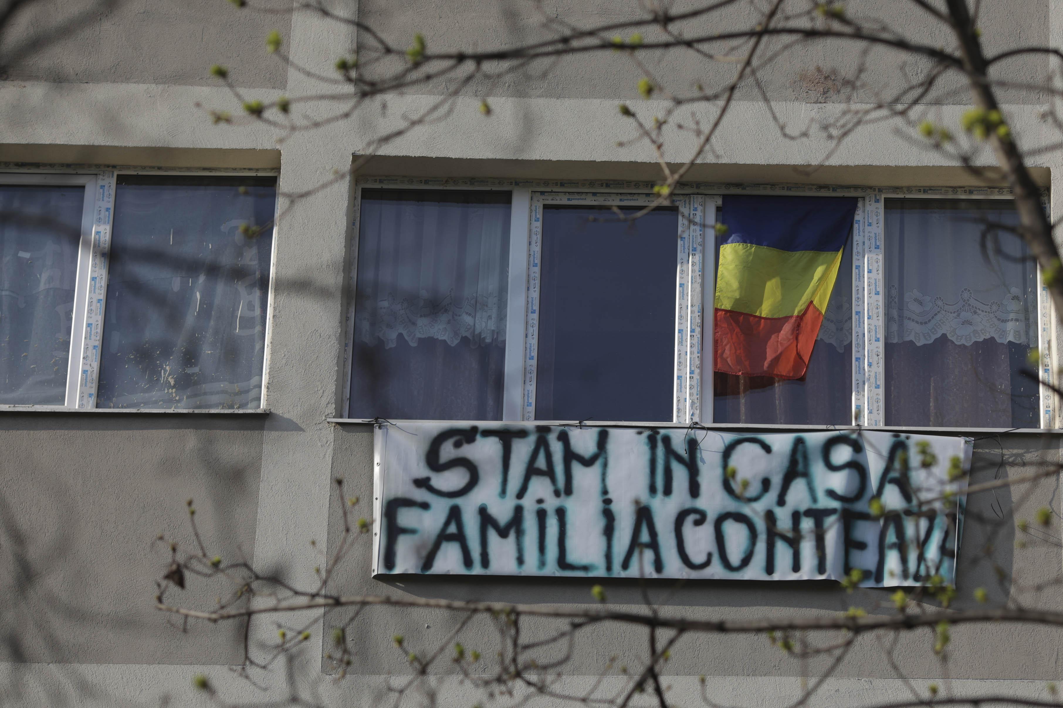 Rom&acirc;nii sunt de acord cu măsurile &icirc;mpotriva coronavirus, dar nu prea le aplică. Sondaj: 98,3% dintre ei au declarat că le respectă