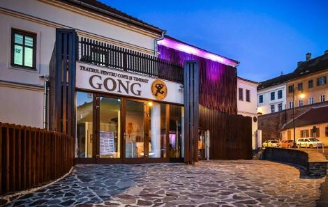 Actori şi tehnicieni ai Teatrului „Gong” din Sibiu vor citi vârstnicilor poveşti prin telefon