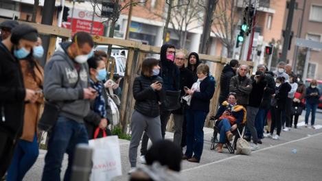 Un medic francez este convins că a găsit leacul pentru coronavirus. Sute de oameni stau la rând pentru a primi tratamentul