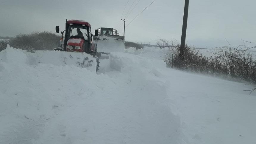 Olt: Autobuz cu şapte persoane la bord, blocat din cauza viscolului. Pompierii au intervenit şi au preluat pasagerii