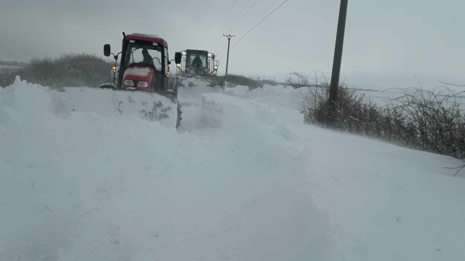 Infotrafic: Două drumuri naţionale şi 18 drumuri judeţene, &icirc;nchise din cauza viscolului şi a ninsorii
