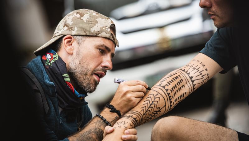 Florin Ristei, făcând fratelui său un tatuaj tribal