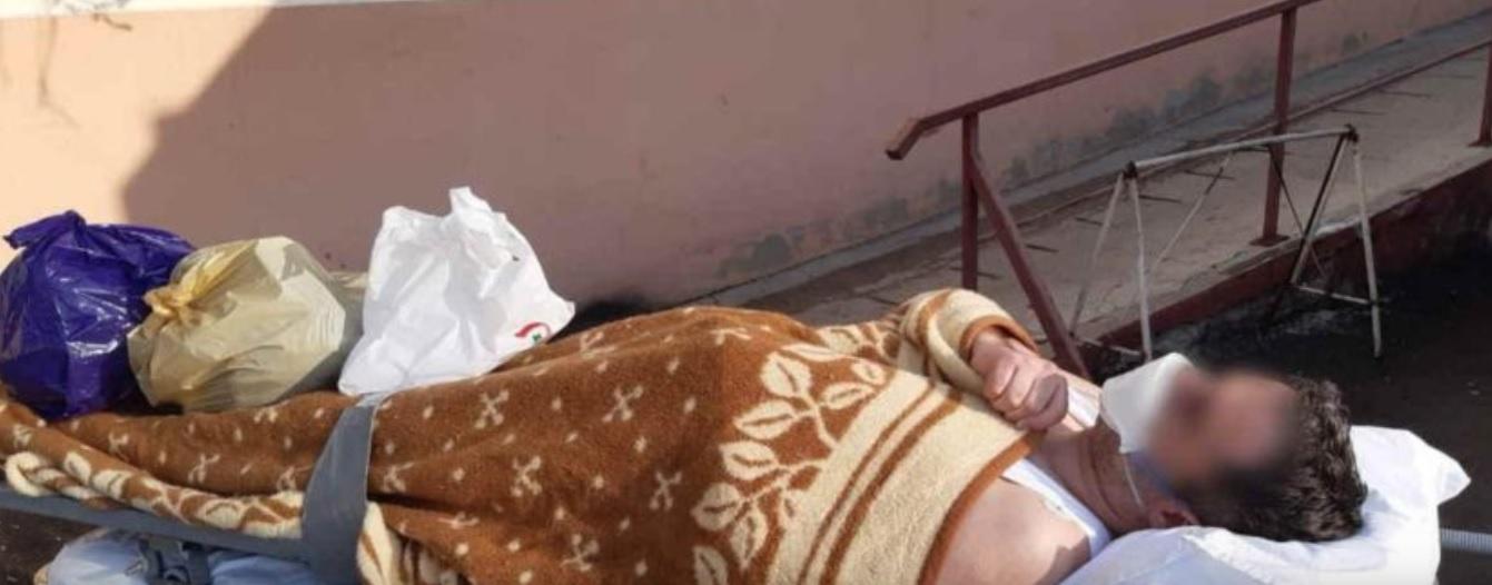 Costum de protecție, izoletă? Nu există așa ceva! Un pacient infectat cu noul coronavirus a fost scos din spital &icirc;n maiou, &icirc;nvelit cu o pătură. Afară erau doar patru grade!