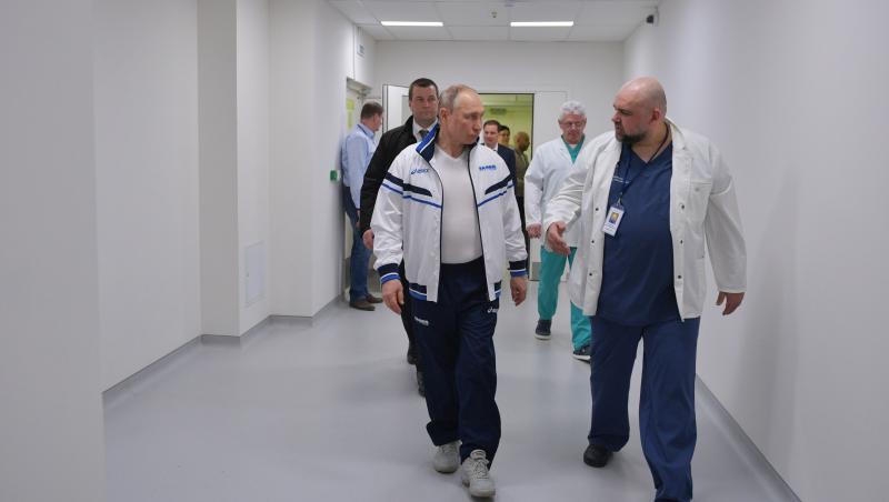 A dat costumul elegant pe echipament de COVID-19. Vladimir Putin, în vizită la un spital în care sunt tratați pacienții cu coronavirus: ”Personalul medical știe ce să facă!”