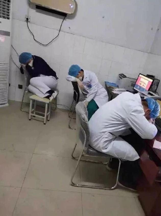 Asistentă medicală din Suceava, &icirc;n lacrimi: "As putea fi infectată, nu vor să ne facă teste ca să venim la muncă &icirc;n continuare. Dacă ies pozitive?"