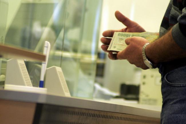 Rom&acirc;nii &icirc;și vor putea am&acirc;na plata ratelor p&acirc;nă la nouă luni. Anunțul de ultimă oră făcut de ministrul Finanțelor