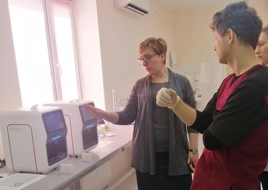 Crucea Roşie Rom&acirc;nă anunţă că a cumpărat zece aparate de testare rapidă Covid-19 şi 300 de kituri de testare din donaţia OMV Petrom de 1 milion de euro