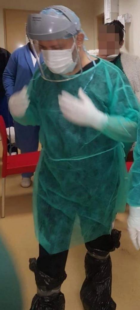 Prea mici în fața coronavirusului. Medic din România, cu saci de gunoi în picioare, pe post de echipament de protecție: ”Așa ne-am echipat ca să vedem un pacient!”