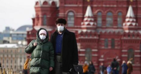Ruşii, îndemnaţi ”să rămână acasă” de către Putin, care recunoaşte pericolul noului coronavirus ce-i dă peste cap reforma constituţională