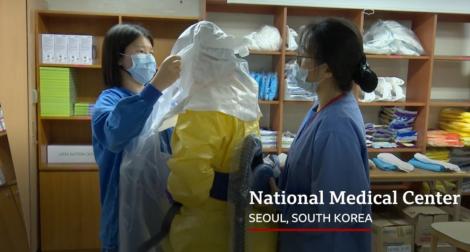 Trebuie să vezi imaginile astea. Așa sunt îngrijiți bolnavii de coronavirus într-o unitate de Terapie Intensivă din Coreea de Sud. Asistentele, echipate ca la NASA, lucrează în ture de două ore 