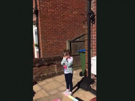 VIDEO. Așa arată umanitatea! Vecinii de pe toată strada i-au cântat „La mulți ani” unei fetițe de opt ani, din izolare!