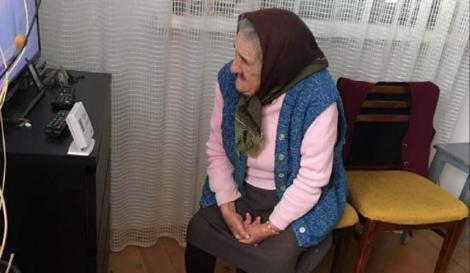La 87 de ani, o bătrână nu se desprinde de televizor. Fiica ei se află în Italia și a refuzat să se întoarcă acasă: "A plecat să ne ofere un trai mai bun"