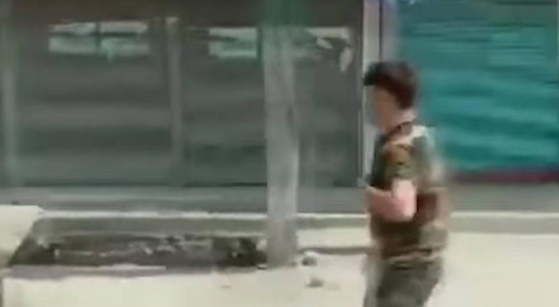 Imagini uluitoare. Bărbați bătuți de polițiști pentru că au ieșit pe străzi și au &icirc;ncălcat regulile izolării | Video