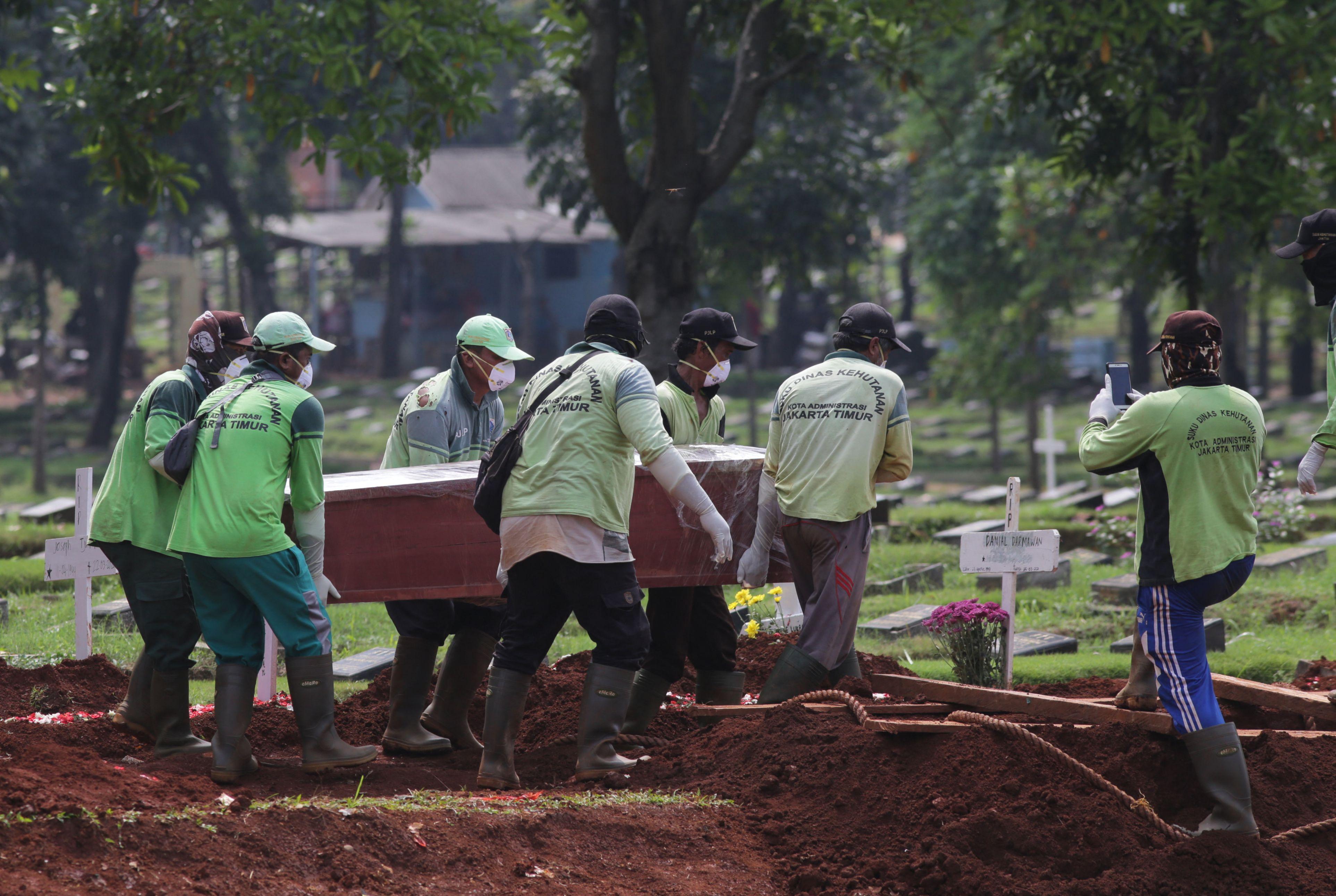 Italia &icirc;și &icirc;ngroapă medicii. 37 de cadre medicale ucise pe "front" &icirc;n linia &icirc;nt&acirc;i  &bdquo;Ducem un adevărat război"