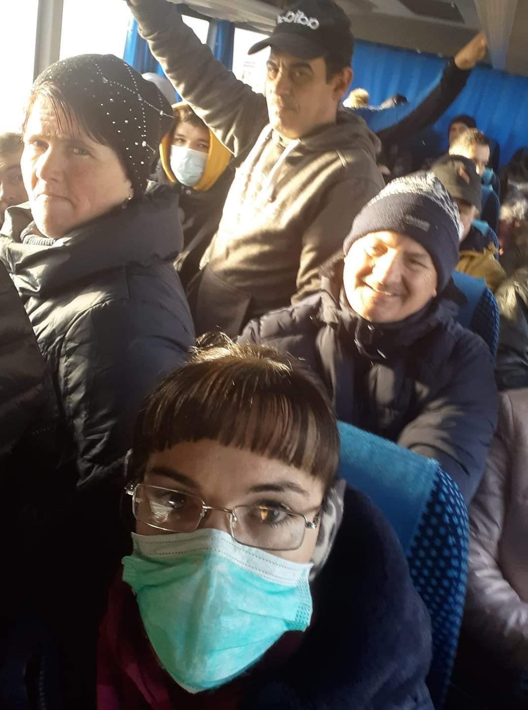 Braşov: Anchetă a Poliţiei, după ce &icirc;n mediul online au apărut fotografii cu mai multe persoane care circulă &icirc;nghesuite cu un mijloc de transport &icirc;n comun