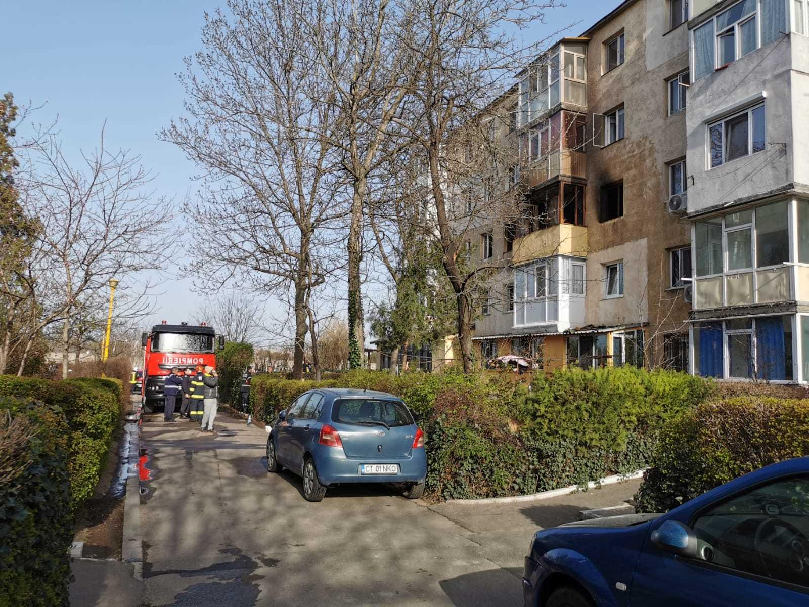 Constanţa: 15 persoane au fost evacuate dintr-un bloc &icirc;n urma unui incendiu la un apartament, trei ajung&acirc;nd la spital cu intoxicaţie cu monoxid de carbon