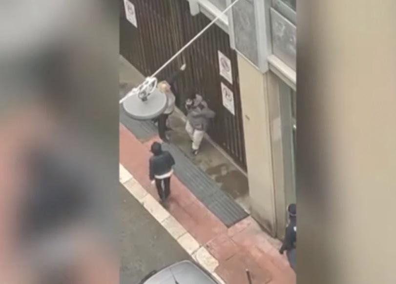 Situație dramatică &icirc;n Italia. Momentul &icirc;n care doi tineri lovesc ușa unei bănci &icirc;nchise: &rdquo;Murim de foame. Nu mai avem bani!&rdquo;