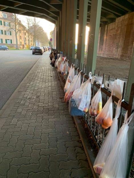 Pungi cu alimente, lăsate pe străzi, în Germania pentru oamenii care au nevoie. Imaginea e virală: ”Respect!”  
