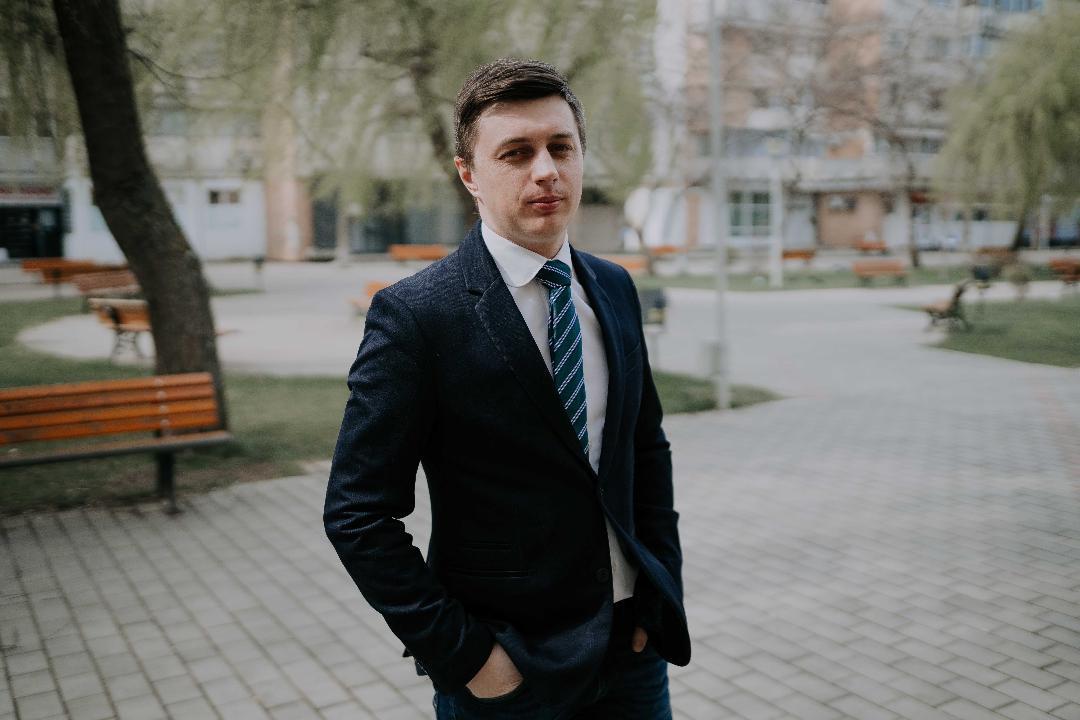 Un consilier local din Iaşi cere reducerea cu 50% a salariilor managerilor tuturor instituţiilor din subordinea Primăriei