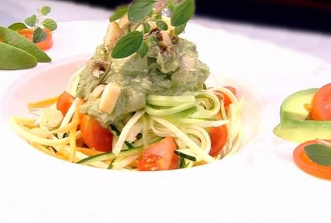 Rețetă de post. Spaghete din legume multicolore cu sos de avocado delicios și sănătos